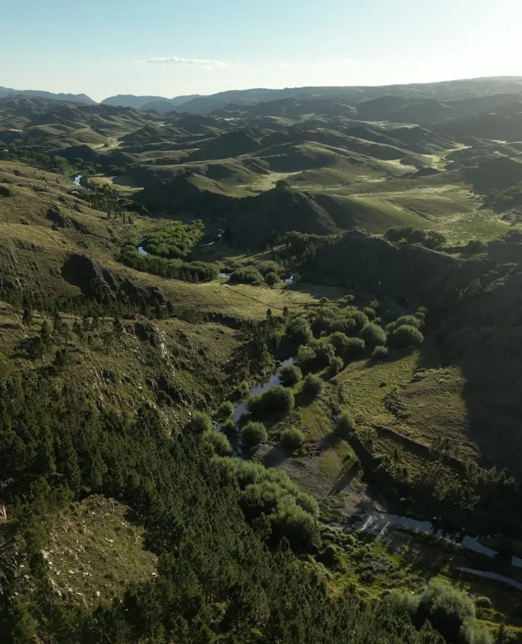 Vista aérea del arroyo y las sierras de La Carolina, San Luis